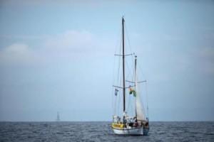 Drillship on horizon approaches the Flotilla - Image Greenpeace